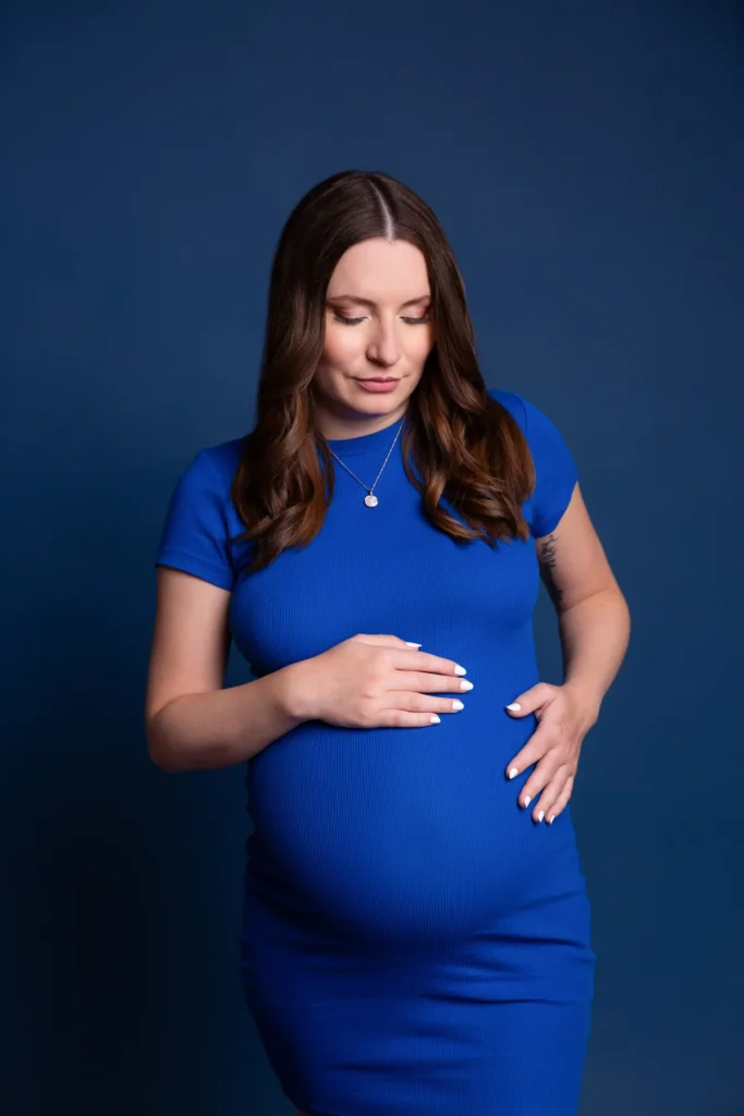 Schwangere im blauen Kleid