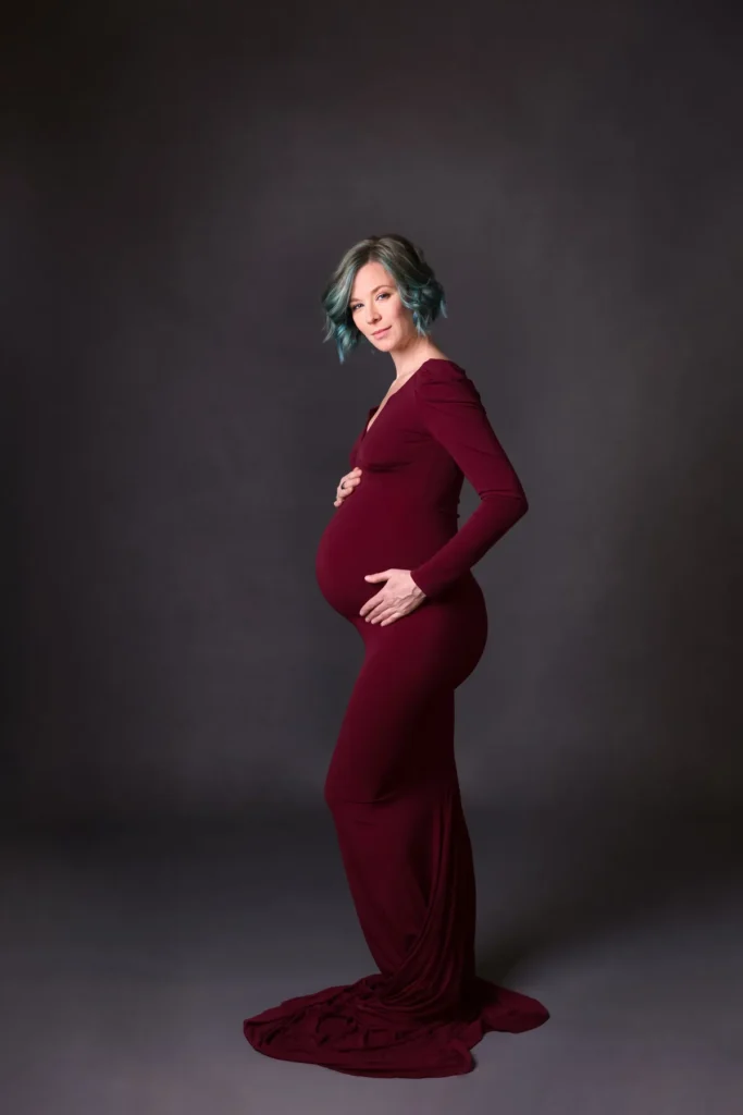 Schwangere im Bordeaux-Kleid