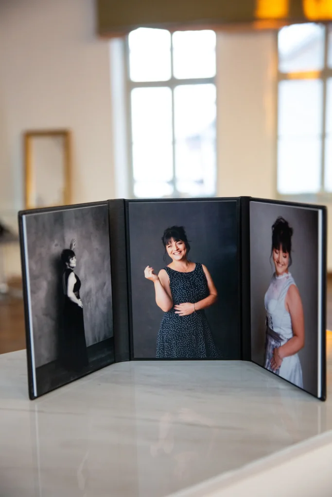 Aufgeklapptes Leporello-Album mit Frauenporträts
