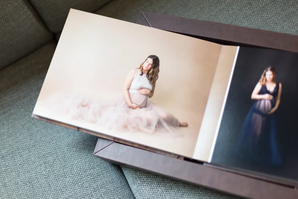 Handgemachtes Fotoalbum mit Babybauch-Cover in heller Box