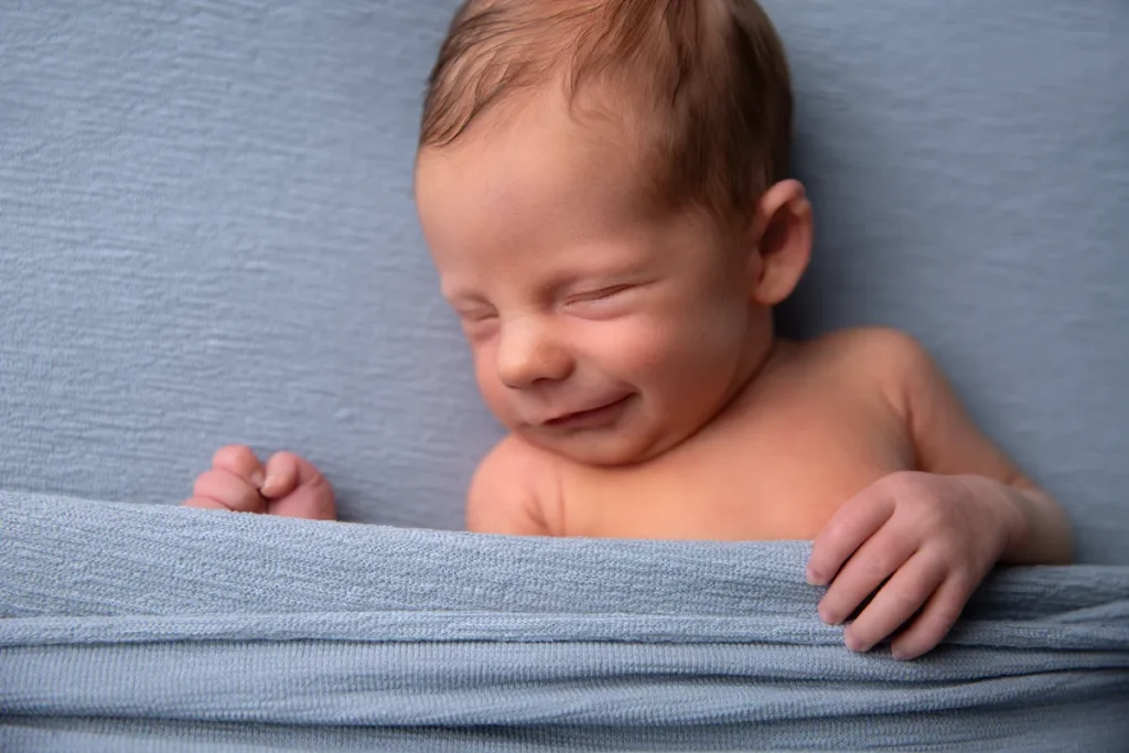 Lächelndes Baby auf Blau