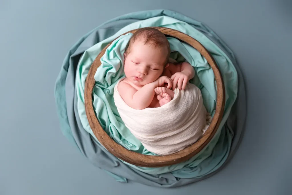 Baby in blauer Schale