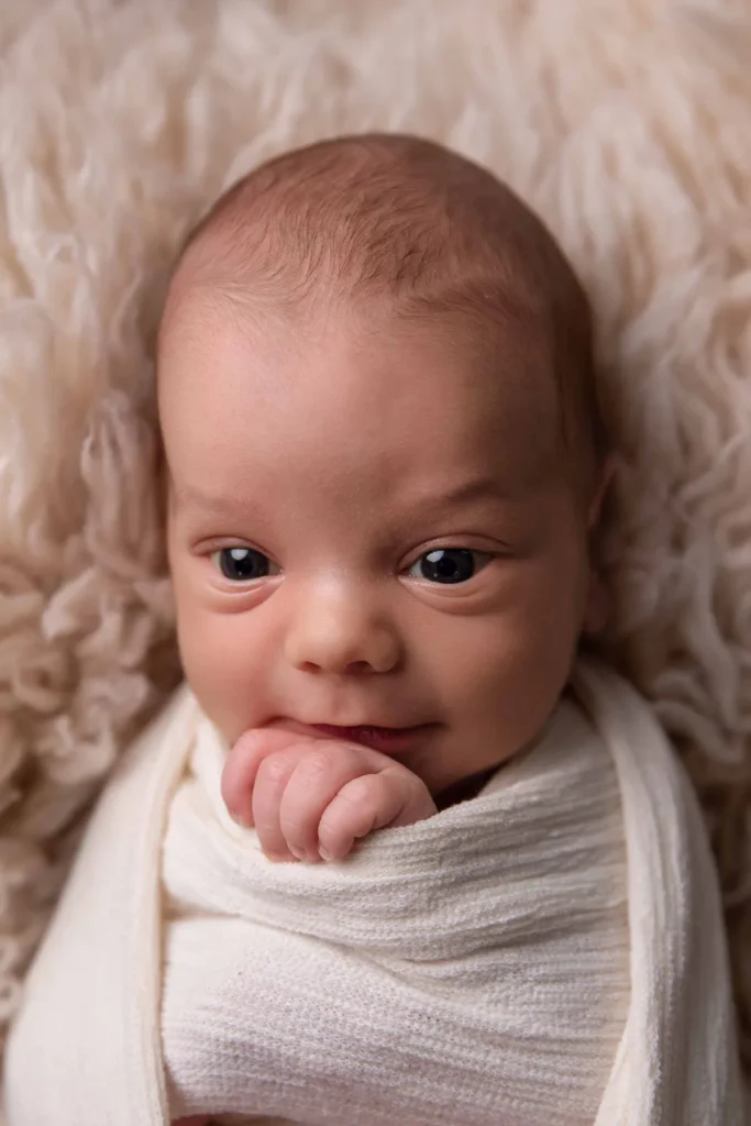 Baby in Creme mit offenen Augen