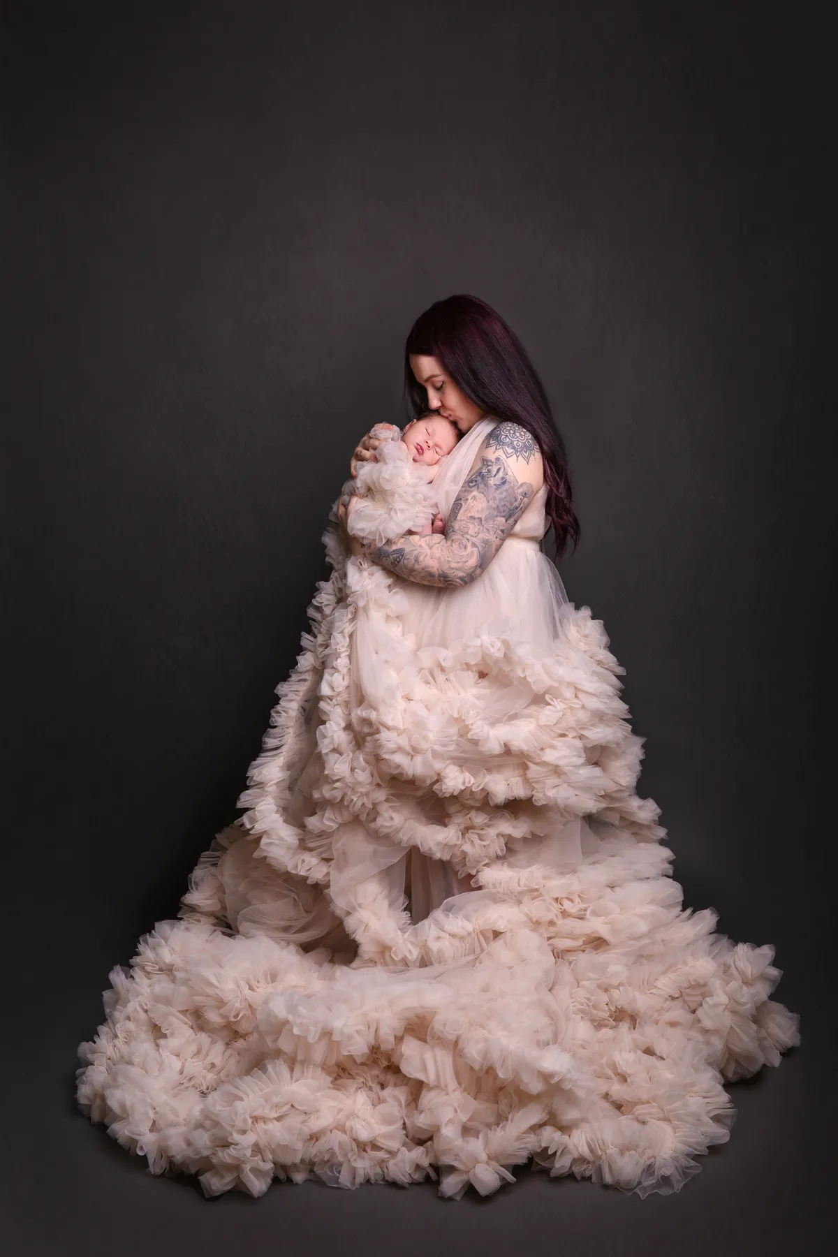 Mutter im Tüllkleid mit Baby, Hochformat