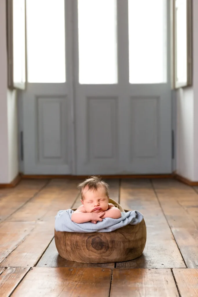 Baby in Holzschale im Festsaal