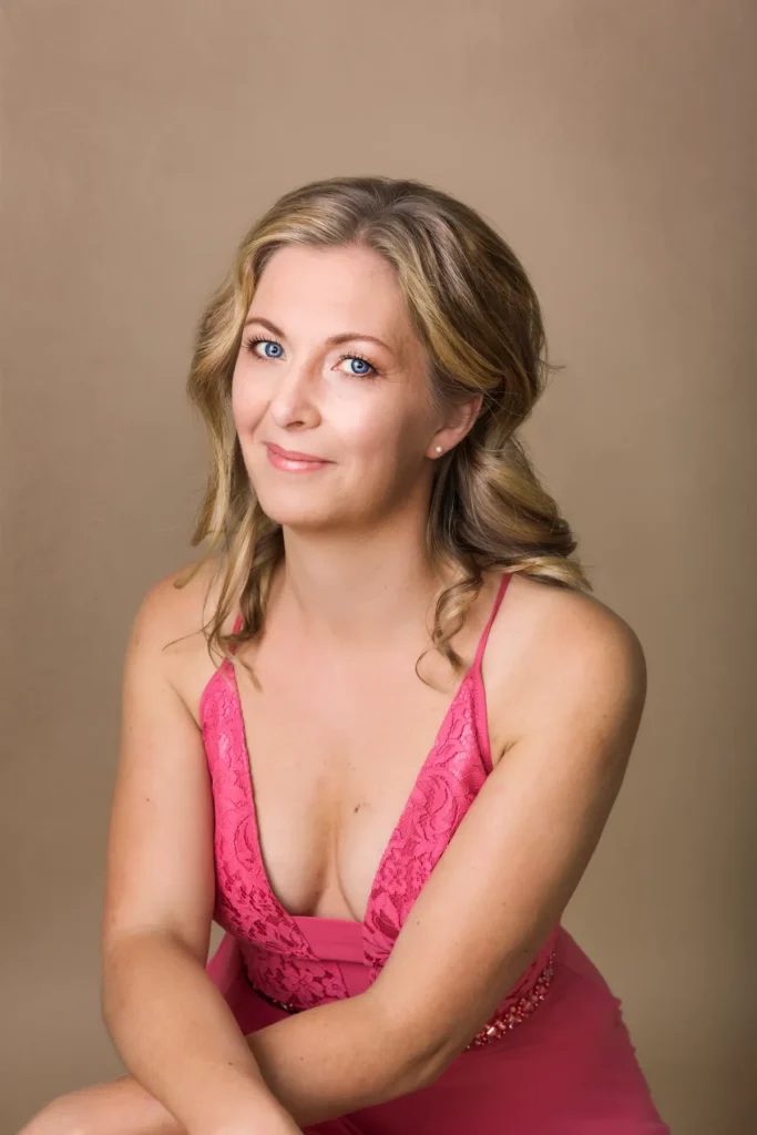 Frau im rosa Kleid im Fotostudio