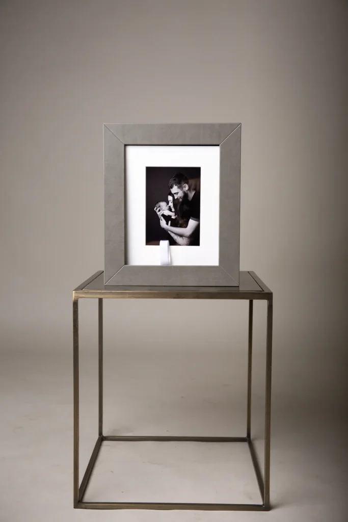 Handgefertigte Portraitbox mit gerahmtem Print auf einem Beistelltisch