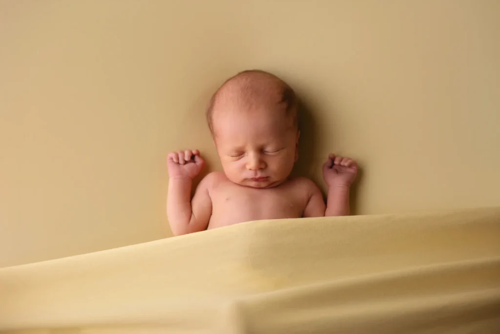Baby liegend auf Gelb, Querformat