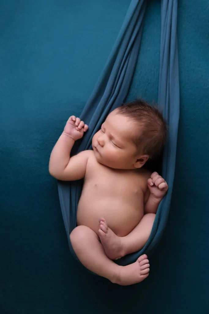 Baby in Hängematte vor Petrol