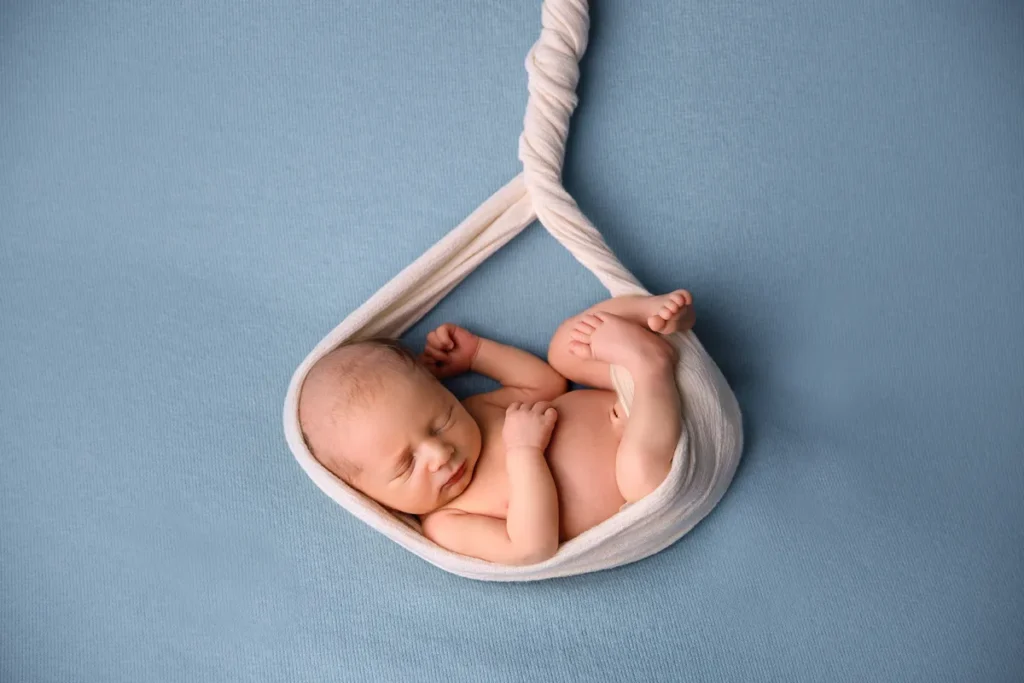Baby im hellblauen Tuch
