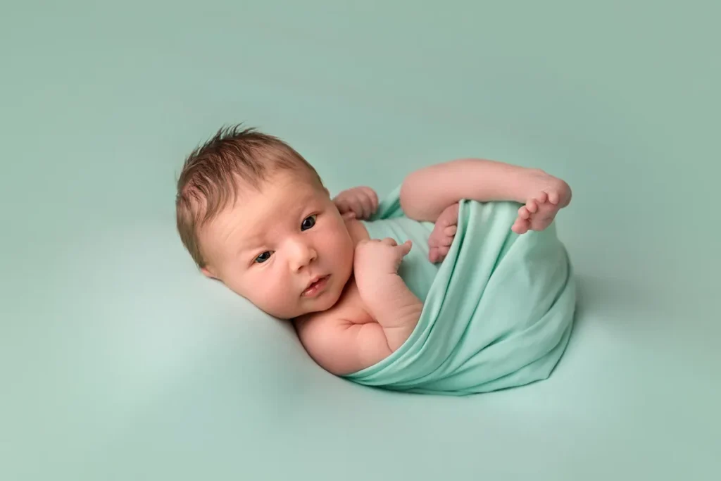 Waches Baby auf mintfarbenem Tuch