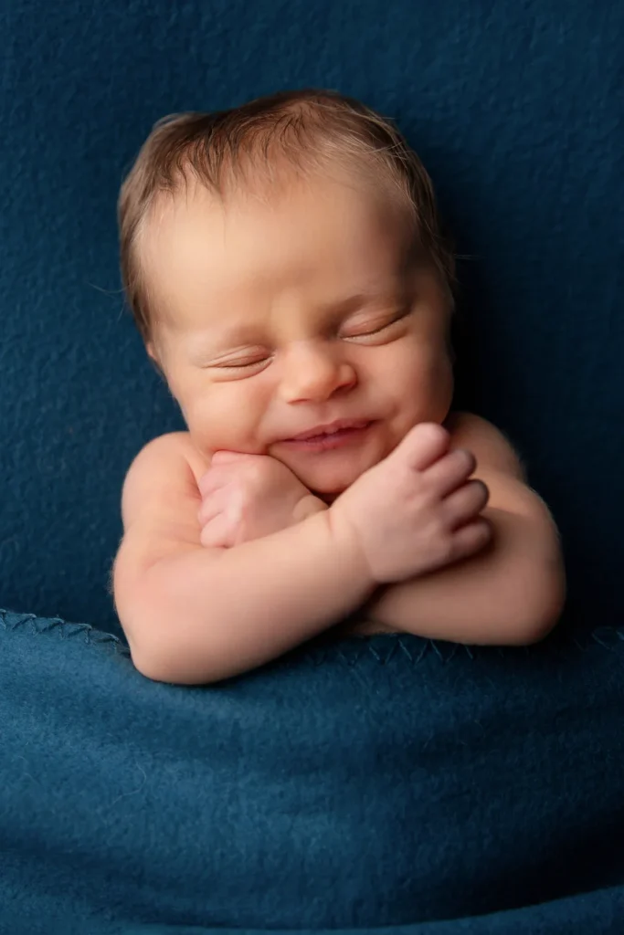 Lächelndes Baby auf Petrol