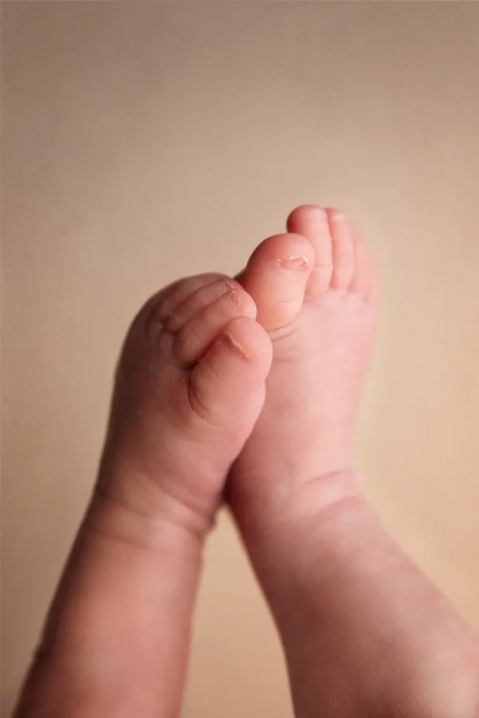 Babyfüße auf Beige