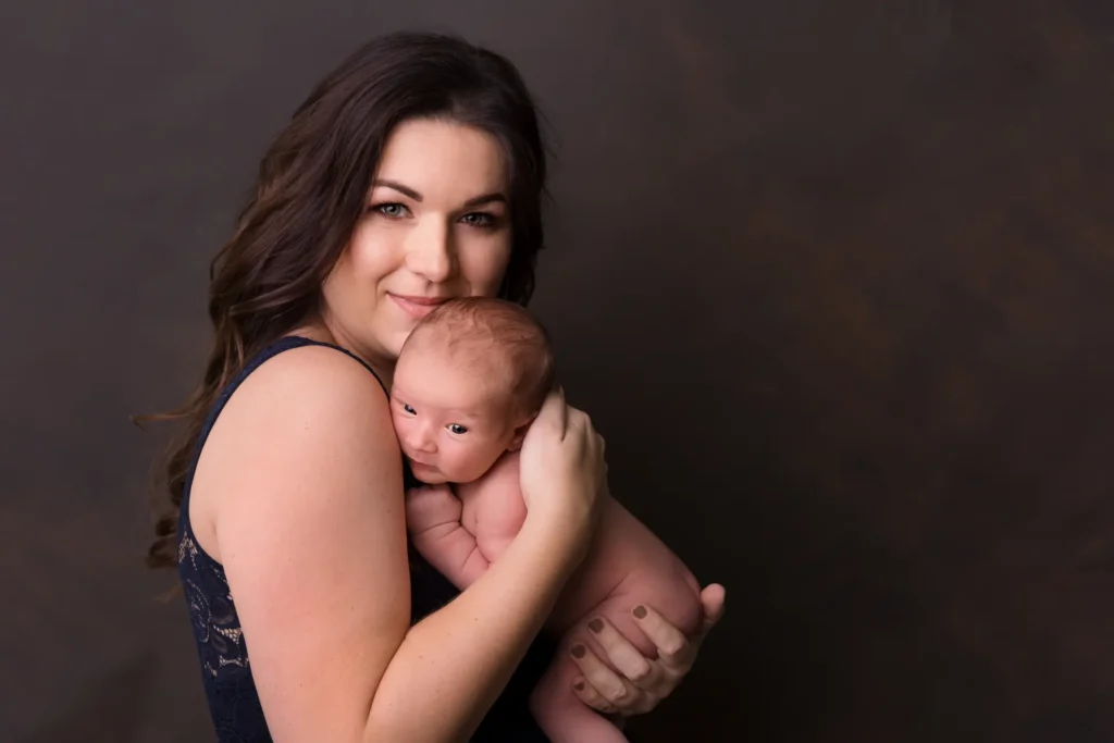 Mutter schaut ihr Baby an, brauner Hintergrund