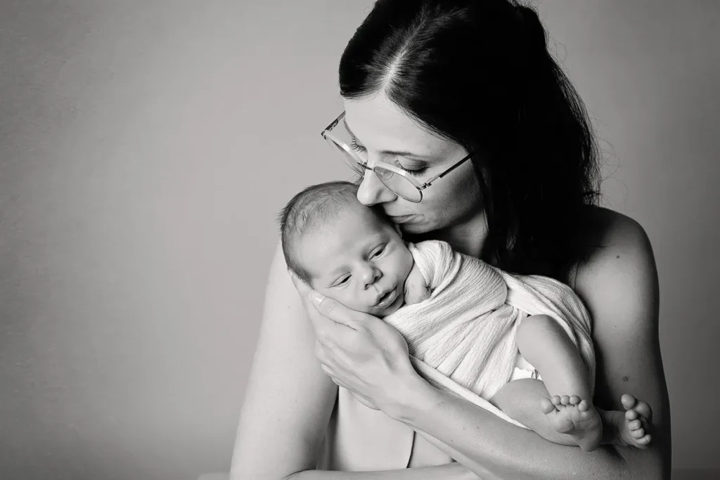 Mutter mit Brille und Baby, Schwarz-Weiß
