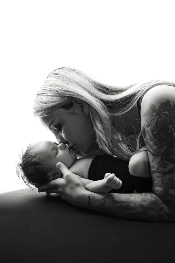 Mutter küsst ihr Baby, Schwarz-Weiß