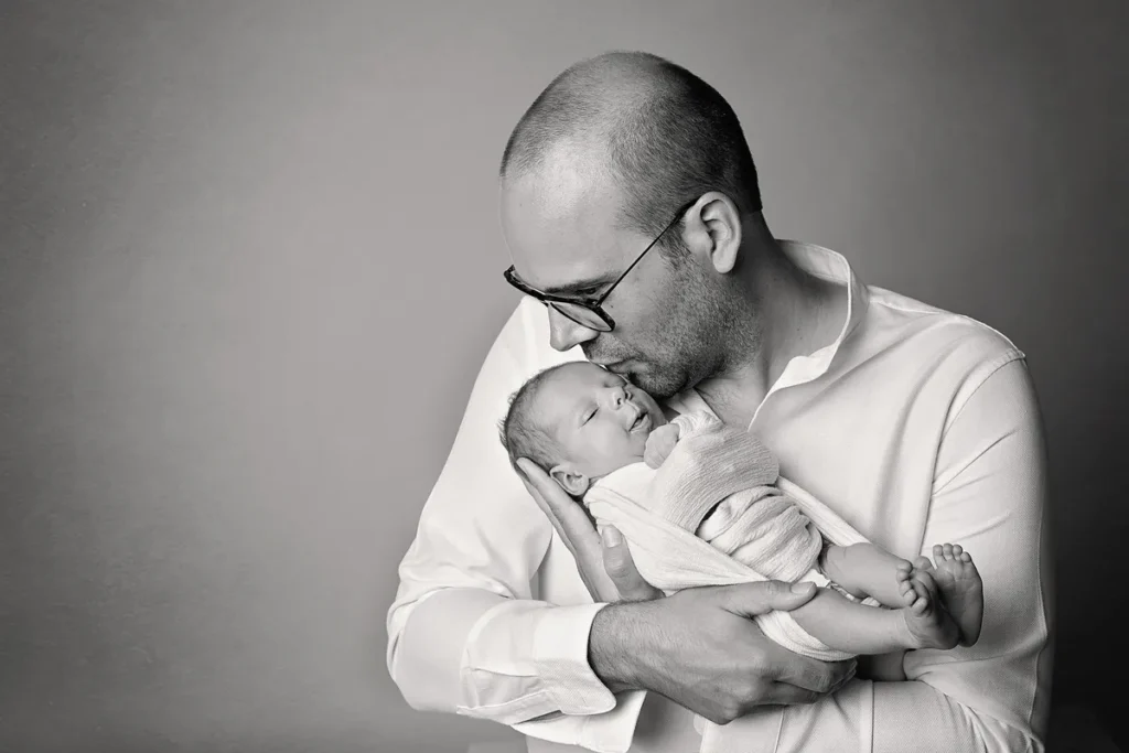 Vater mit Brille und Baby, Schwarz-Weiß