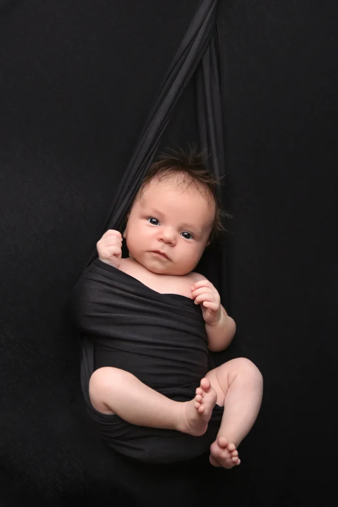 Baby im Tuch, Schwarz auf Schwarz