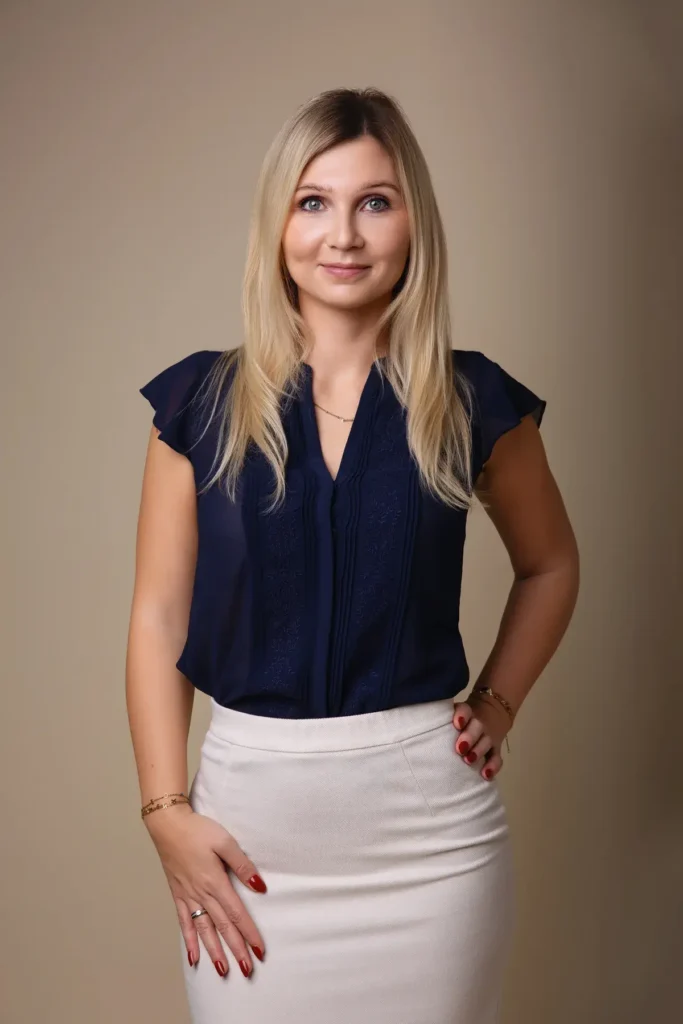 Nina, die Ruhe im Raum bei Pixberry Studio, im dunkelblauen Top
